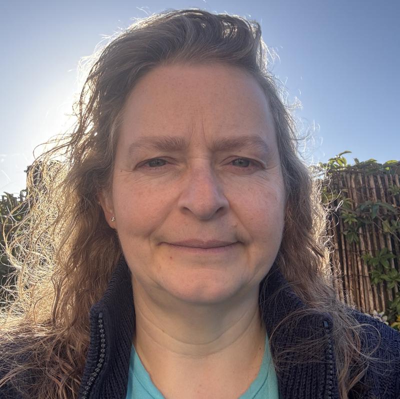 Headshot of Tracey outside on a sunny day